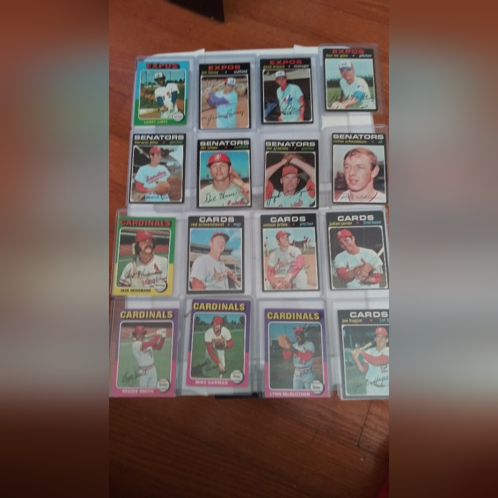 Lot of 109 vintage baseball cards